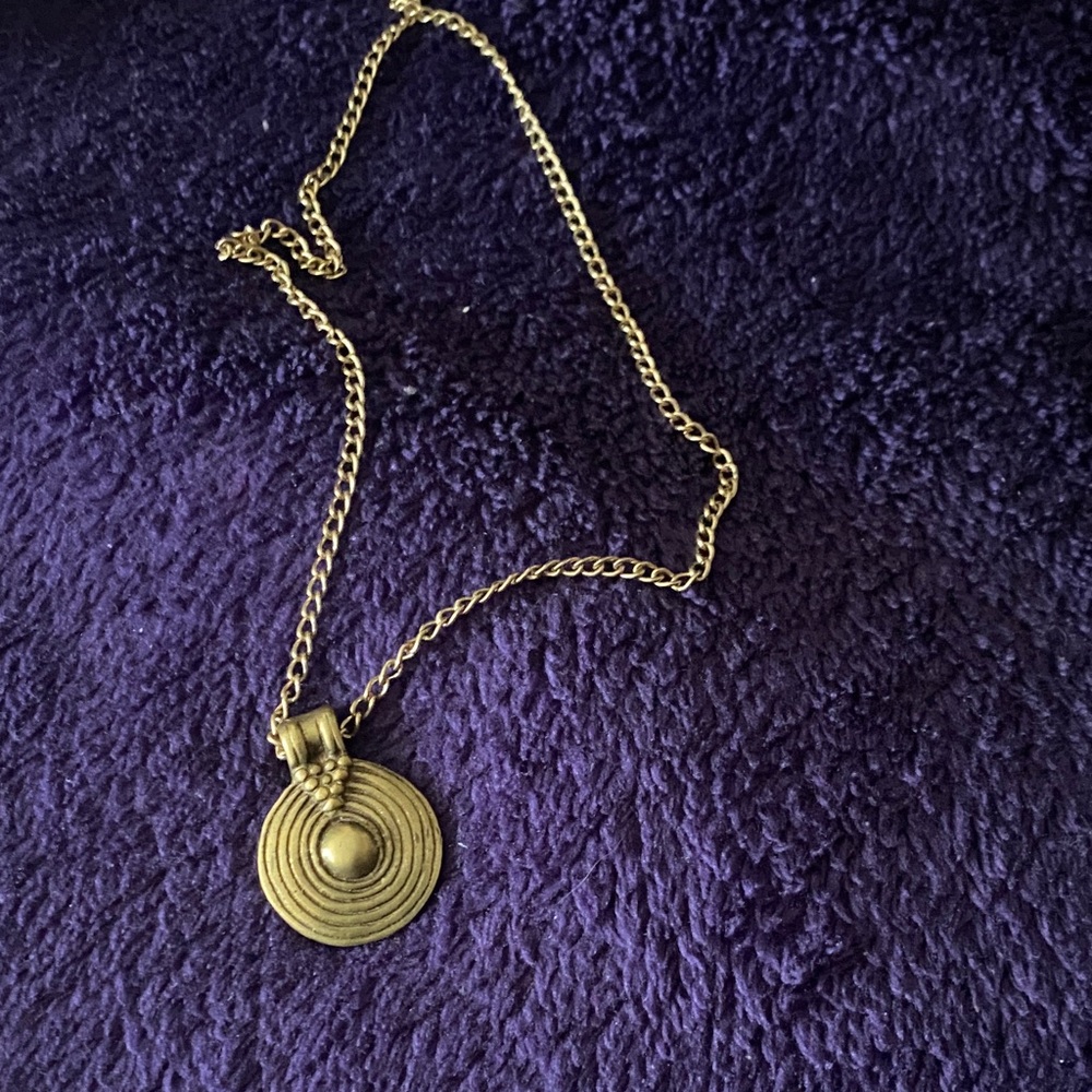 Elegant Gold Pendant Necklace